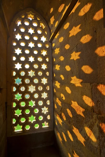 Qutb minar, delhi, Schnitzereien im Sandstein eines Fensters ergeben eine — Stockfoto