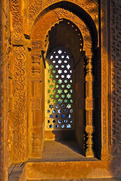 Qutb minar, delhi, Schnitzereien im Sandstein eines Fensters ergeben eine — Stockfoto
