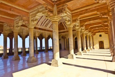 amber fort sütunlu salonu. Jaipur, Hindistan