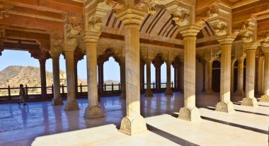 amber fort sütunlu salonu. Jaipur, Hindistan