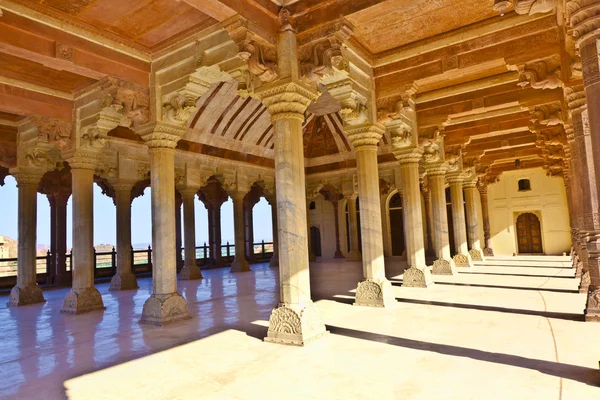 Sala de columnas de un fuerte ámbar. Jaipur, India — Foto de Stock