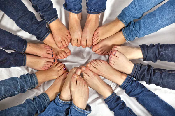 Feet of girls form a circle — Stock Photo, Image