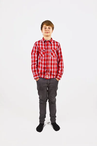 Venligt udseende ung dreng med rød skjorte - Stock-foto