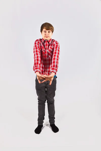 Přátelské vyhlížející mladík s červené tričko — Stock fotografie
