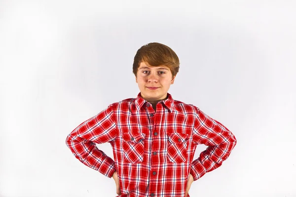 Menino olhando amigável com camisa vermelha — Fotografia de Stock