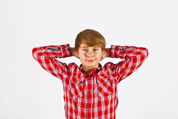 Przyjazny wygląd chłopca z czerwoną koszulę — Zdjęcie stockowe
