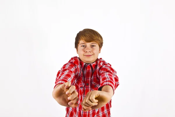 Дружній вигляд молодого хлопчика з червоною сорочкою — стокове фото
