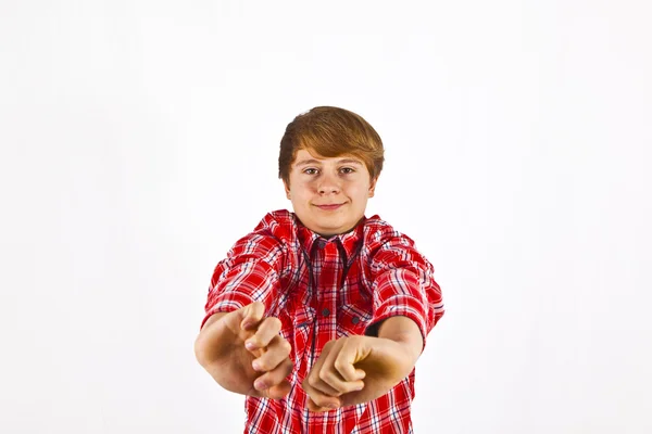 Menino olhando amigável com camisa vermelha — Fotografia de Stock