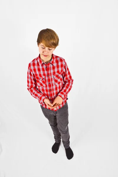 Vänlig ser ung pojke med röd tröja — Stockfoto