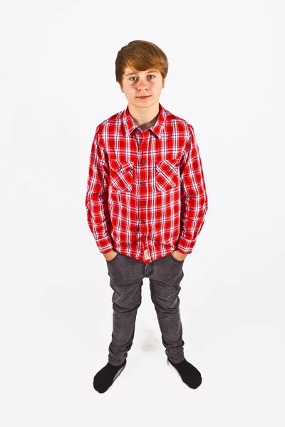 Menino olhando amigável com camisa vermelha — Fotografia de Stock