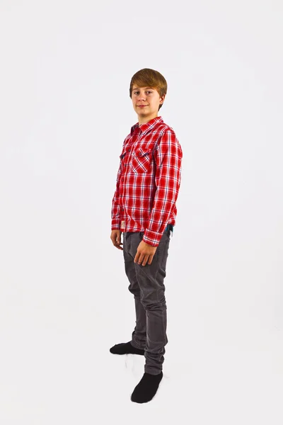 Vänlig ser ung pojke med röd tröja — Stockfoto