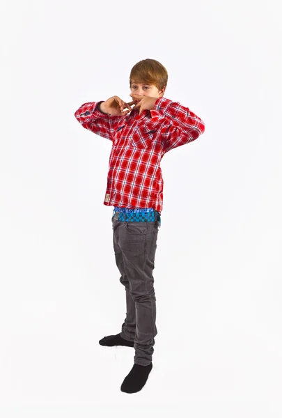 Freundlich aussehender kleiner Junge mit rotem Hemd — Stockfoto