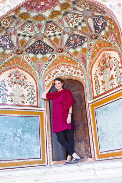 Wanita cantik kaukasia berpose di Amber Fort, India — Stok Foto