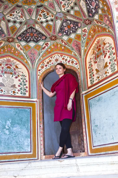 Güzel bir beyaz kadın kılığında Amber fort, Hindistan — Stok fotoğraf