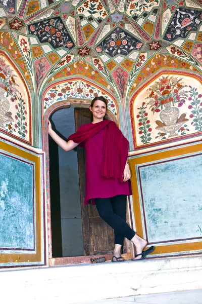 Schöne kaukasische Frau posiert in Bernstein-Festung, Indien — Stockfoto