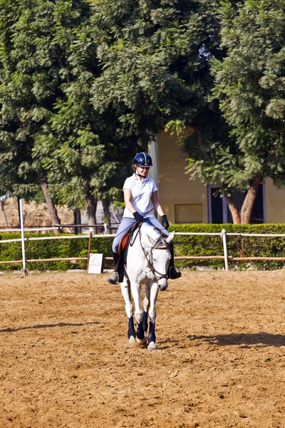 Kvinnliga ryttare tränar häst under ridning — Stockfoto