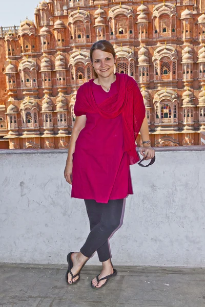 Hermosa mujer europea frente a Hawa Mahal en Jaipur, Rajas — Foto de Stock