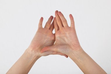 bir kadının el yoga hareketi içinde gösterilir
