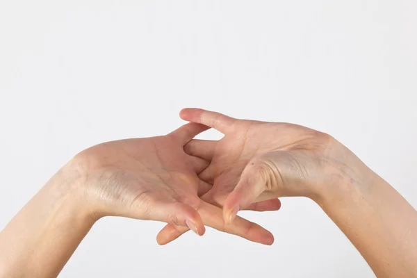 Εμφανίζεται ένα γυναικείο χέρι σε χειρονομία γιόγκα — Φωτογραφία Αρχείου