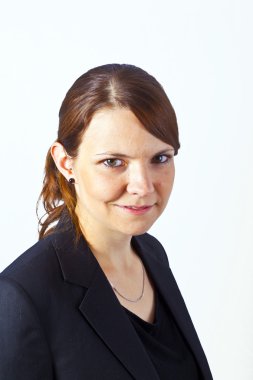 gülümseyen ve ciddi görünümlü iş kadını