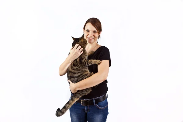Kadın gülümsüyor ve onu kedi ile sarılma — Stok fotoğraf