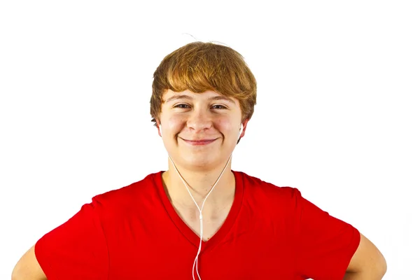 Garçon heureux écoutant de la musique via écouteur — Photo
