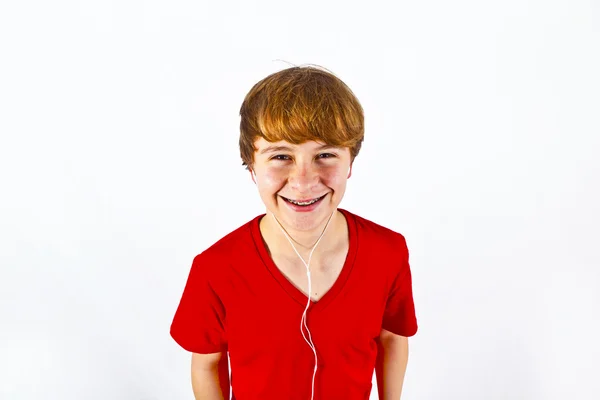 Lycklig pojke lyssna på musik via hörlurar — Stockfoto