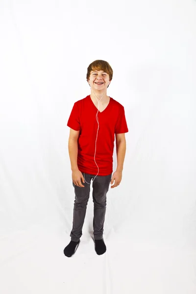 Niño feliz escuchando música a través de auriculares —  Fotos de Stock