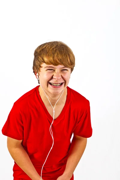 이어폰을 통해 음악을 듣고 행복 한 소년 — 스톡 사진