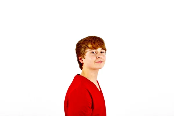 Kırmızı tişörtlü, gülümseyen şirin bir çocuk. — Stok fotoğraf