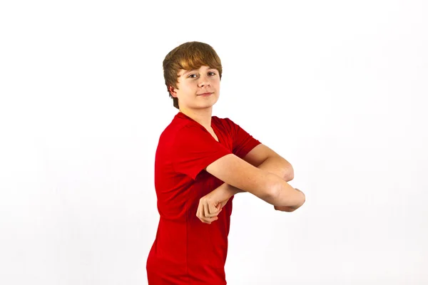 Poseren schattig gelukkig glimlachen jongen met rood shirt — Stockfoto