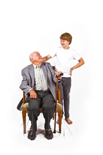 Alter Mann sitzt mit Gehstock im Sessel — Stockfoto