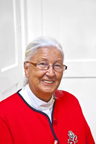 Sorridente attraente donna anziana — Foto Stock