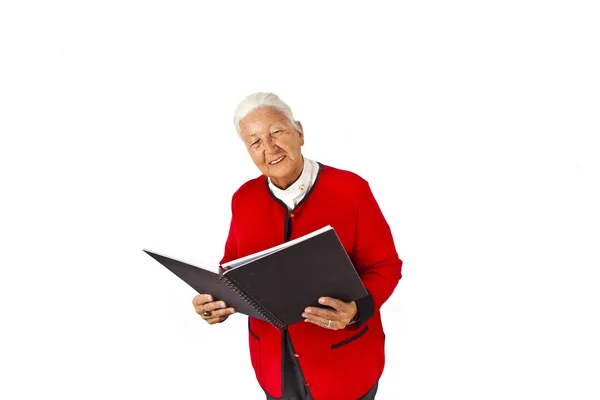 Χαμογελαστά ελκυστική ηλικιωμένη γυναίκα ανάγνωση σε ένα βιβλίο και να κάνει μια — Φωτογραφία Αρχείου