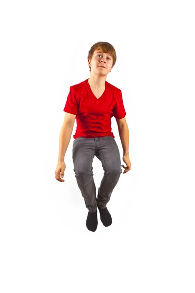 快乐男孩与跳跃的红色衬衫 — 图库照片