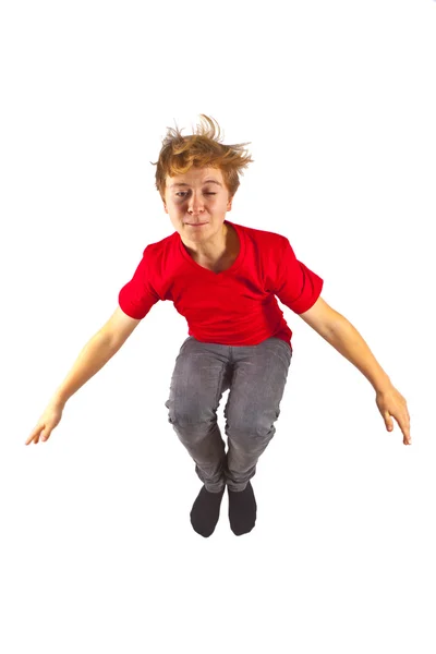 Щасливий хлопчик з червоною сорочкою стрибає — стокове фото