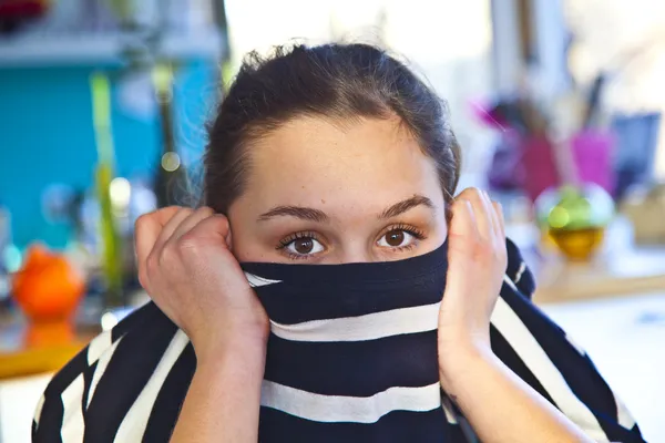 Retrato de menina atraente sorrindo em casa — Fotografia de Stock