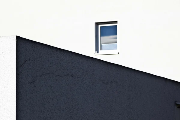 Detalj av huset fasad med fönster — Stockfoto