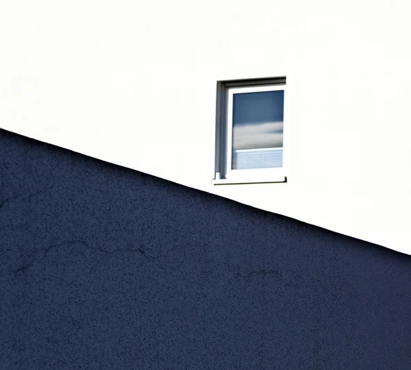 Детали фасада дома с окном — стоковое фото