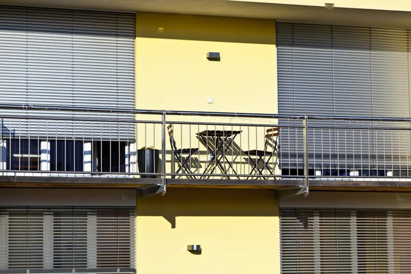 Az általános családi ház, kertvárosi övezetben, erkély — Stock Fotó