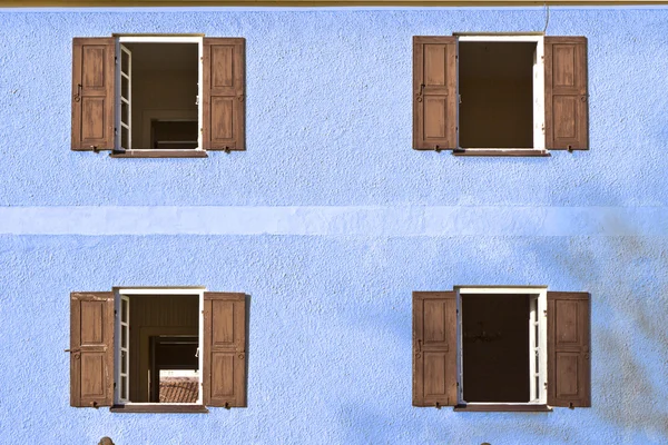 Detalhe da fachada de casa com janela — Fotografia de Stock