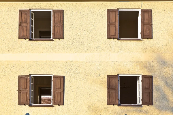Detalle de fachada de casa con ventana — Foto de Stock