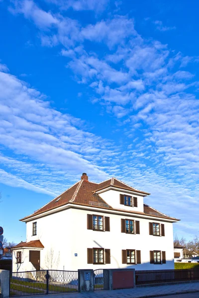 Загальний сімейний будинок на дачній ділянці — стокове фото