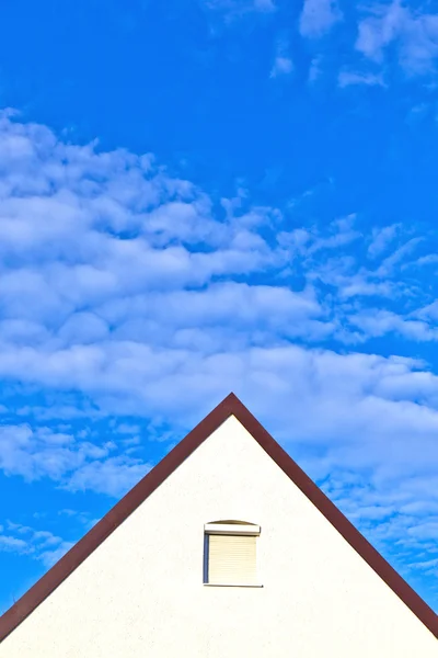 Загальний сімейний будинок на дачній ділянці — стокове фото