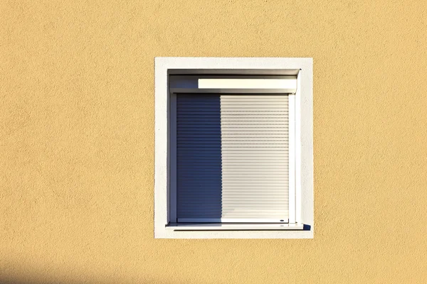 Λεπτομέρεια του σπιτιού πρόσοψη με παράθυρο — Φωτογραφία Αρχείου