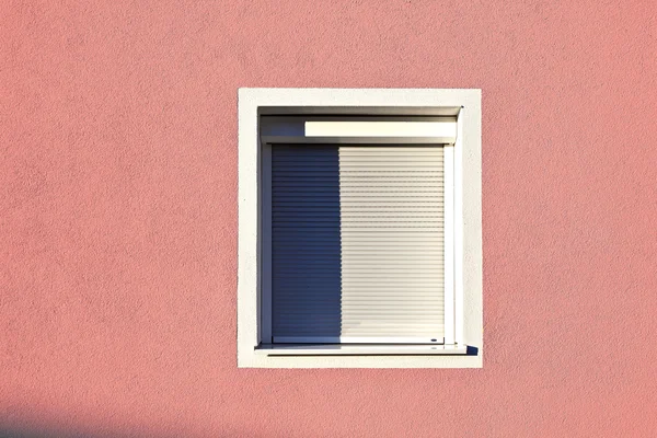 Détail de la façade de la maison avec fenêtre — Photo