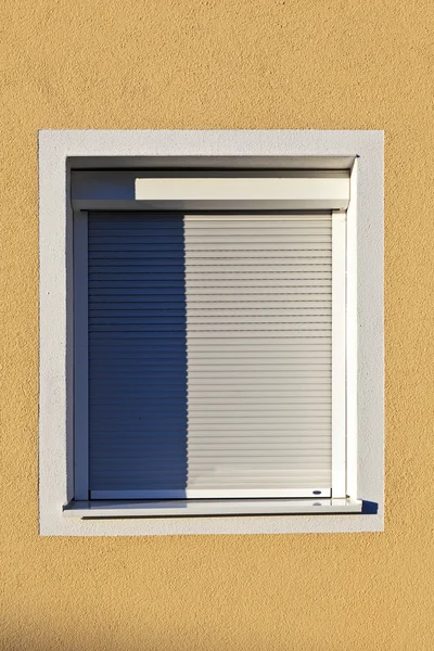 Detail van huis gevel met raam — Stockfoto