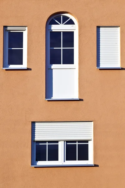 열려있는 창 가진 집의 외관 — 스톡 사진