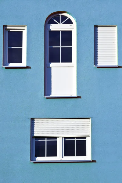 Fachada de casa com janela aberta — Fotografia de Stock