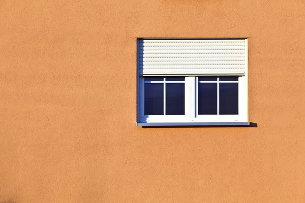 Η πρόσοψη του σπιτιού με ανοιχτό παράθυρο — Φωτογραφία Αρχείου